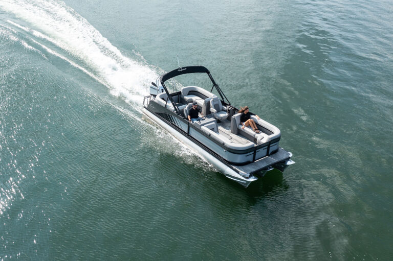 Qwest Pontoons L-Class RLS features comfortable benches in all 4 corners and an open center walkway for relaxing in comfort.